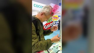 ベテラン技術者がステージに上がり、老眼鏡を外して評価を行います。